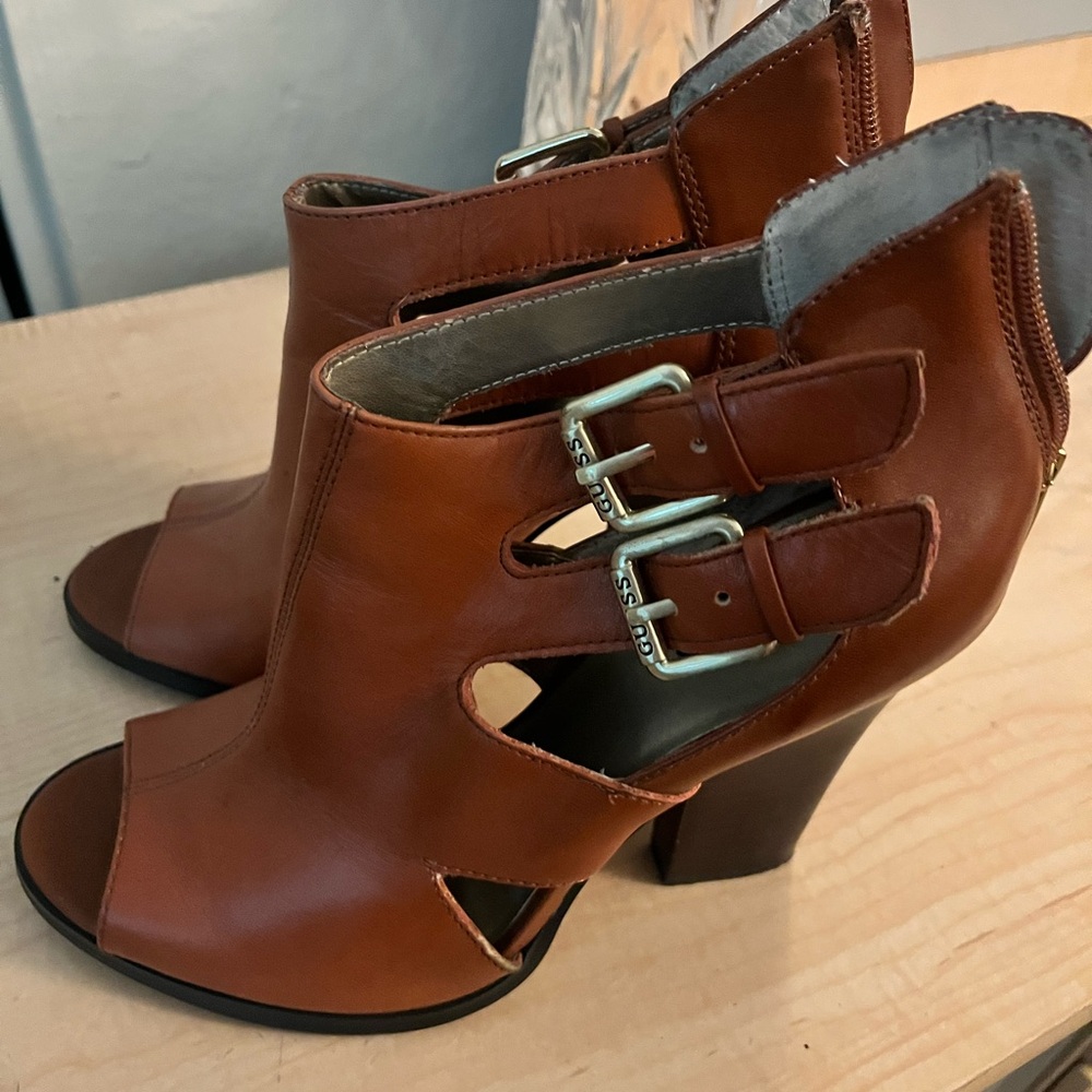 Beautiful shoes used just a couple times, real leather